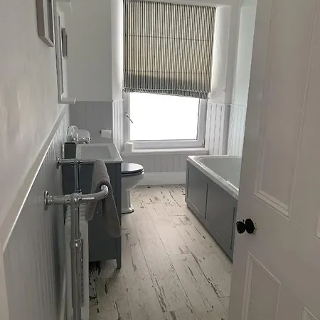 Hobbes Cottage, Pets Allowed Tenby Exterior photo