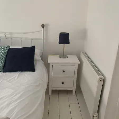 Hobbes Cottage, Pets Allowed Tenby Exterior photo