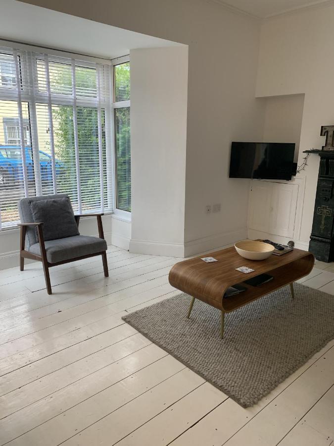Hobbes Cottage, Pets Allowed * Tenby